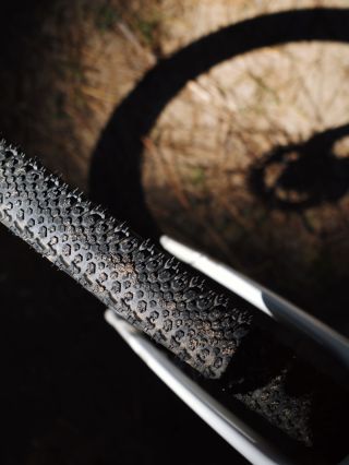 Objev svobodu mimo asfalt! 🪨🙌🏼 Ať už hledáš kolo na šotolinu, lesní cesty nebo pohodový bikepacking, tak u nás najdeš...