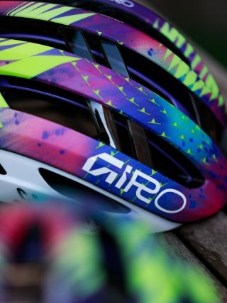 Ty barvy! 😍 Oblíbená přilba Giro Aries Spherical v barvách týmu @wmncycling je SKLADEM! 🙌🏼 A neboj! Pokud nechceš mít na...