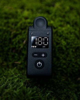 Ten pocit při defektu zná asi každý 😬 S E-Boosterem to máš nafoukaný dřív, než stihneš nadávat 😅 Malá, lehká a výkonná...