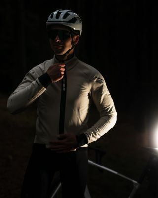 První sníh je tady! ❄️🥶 Vzpomněli jsme si na natáčení a focení této bundy od @gorewear, kdy se to dalo ještě chvilku...