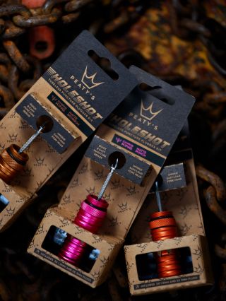 Ne všechny dárky musí být velké. 🎁🎄 Některé jsou hlavně praktické a tady dokonce stylové! 😎 Peaty’s Holeshot 🔥 Knotovač,...