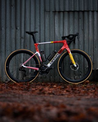 Jsou kola, která přijdou, my je postavíme a zase odjedou. A pak jsou kola, u kterých se sejdeme v dílně a na chvíli je...